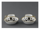 Deux tasses et soucoupe à café décorées de silhouettes en grisaille rehaussées d'or
