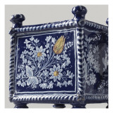Paire de jardinières; motifs peints au blanc fixe et ocre sur fond bleu (bianco sopra azzuro 