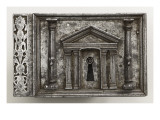 Deux plaques de serrure avec décor architecturé