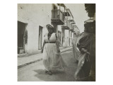 Femme marchant dans une rue de Biskra