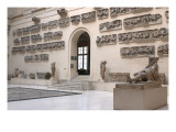 Cour du Sphinx: vue sur la frise de magnésie du Méandre du temple d'Artémis Leucophryène et les