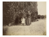 Femme et petite fille devant la tour ancienne du château de Madron