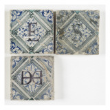 Ensemble de trois carreaux de pavement  provenant de la chapelle du château d'Oiron  avec un