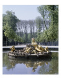 Vue du parc: bassin de Flore (de la suite des bassins des Quatre Saisons) : l'île du Printemps 