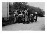 Jeunes femmes en costume traditionnel à Pont-Aven