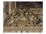 Versailles  trophées de la corniche de la Galerie des Glaces: 2 enfants assis devant un trophée