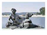 vue du parc: parterre d'Eau  bassin du nord  margelle nord: nymphe allongée appuyée sur un