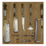 7 pièces d'une trousse de veneur (2 couperets  1 scie  1 marteau tire-bouchon  1 hachette