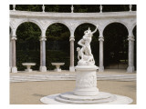 Vue du parc: bosquet de la colonnade construite par Jules Hardouin-Mansart en 1684  avec au centre