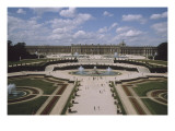 Vue extérieure et aérienne du château de Versail  côté jardins : château vu