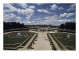 Vue extérieure et aérienne du château de Versail  côté jardins : château vu