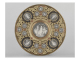 Plat rond  beige sous émail  décor de médaillons à fond vert pâle avec quatre anges musiciens ;