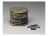 Pyxide en cuir gaufré décorée de deux croix en tôle de bronze rivées au centre des faces