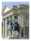 vue de statue équestre de Louis XIV dans la cour du château de Versailles (prise de vue dans les