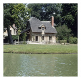 Petit Trianon : Hameau de la Reine : le colombier  vue sur la pièce d'eau  la ferme
