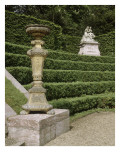 Vue du parc: bosquet des rocailles ou salle de bal : Petite torchère placée au bas de