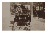 Fonds René de Knyff : Alice Darbel sur Clément-Panhard lors de la première 