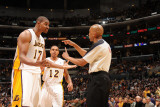 New York Knicks v Los Angeles Lakers  Los Angeles  CA - January 9: Andrew Bynum and Leon Wood