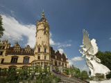 Viktoria Statue at Castle