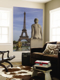 Statue on Trocadero and Eiffel Tower
