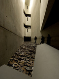 Tourists in an Modern Art Intrepretaion of Grief at the Jewish Museum
