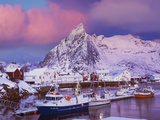 Fishing village of Hamnoy below Klokketinden peak