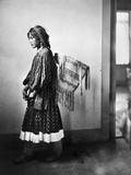 Apache Woman  C1902