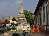 Stupa (Chedi) and Monks  Wat Phanan Choeng  Ayutthaya  UNESCO World Heritage Site  Thailand
