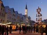 Christmas Pole With Nativity Scenes  Town Hall (Rathaus)  and Christmas Market Stalls  Austria