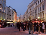 Stalls and People at Christmas Market  Stadtplatz  Steyr  Oberosterreich (Upper Austria)
