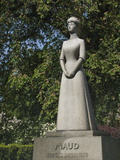Staue of Maud  Outside the Royal Palace  Oslo  Norway  Scandinavia  Europe