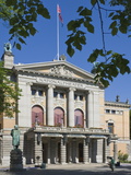 The National Theatre and Henryk Ibsens Sculpture  Oslo  Norway  Scandinavia  Europe