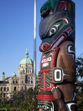Totem Pole and Parliament Building  Victoria  Vancouver Island  British Columbia  Canada  North Ame