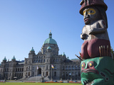 Totem Pole and Parliament Building  Victoria  Vancouver Island  British Columbia  Canada  North Ame