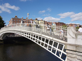 Halfpenny Bridge over River Liffey  Dublin  Republic of Ireland  Europe