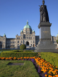 Statue of Queen Victoria and Parliament Building  Victoria  Vancouver Island  British Columbia  Can