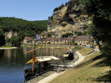 The River Dordogne  La Roque-Gageac  Dordogne  France  Europe
