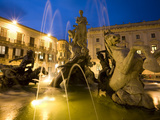 Fountain of the Nymph Arethusa in Piazza Archimede  Siracusa  Sicily  Italy  Europe