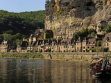 The River Dordogne  La Roque-Gageac  Dordogne  France  Europe