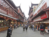 Shopping in the Yu Yuan (Yuyuan) Bazaar  Yu Gardens  Nanshi  Shanghai  China  Asia