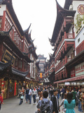 Shopping in the Yu Yuan (Yuyuan) Bazaar  Shanghai  China  Asia