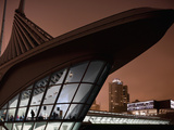 Museum of Art Building and City Skyline in Fog on Spring Evening  Milwaukee  Wisconsin  Usa