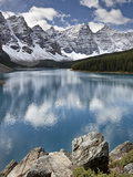 Moraine Lake in Fall with Fresh Snow  Banff Nat'l Park  UNESCO World Heritage Site  Alberta  Canada