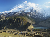 Manang Village and Annapurna Himalayan Range  Marsyangdi River Valley  Gandaki  Nepal