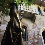 Juliet's Balcony and Statue  Verona  UNESCO World Heritage Site  Veneto  Italy  Europe