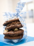 Macadamia-Chocolate Cookies Filled with Chocolate Mousse
